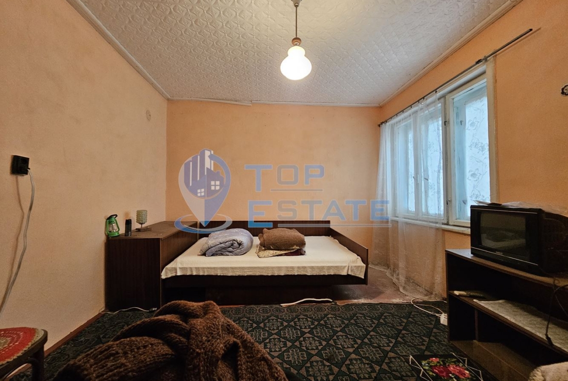 Масивна двуетажна къща с голям двор и гараж в село Караисен - 0