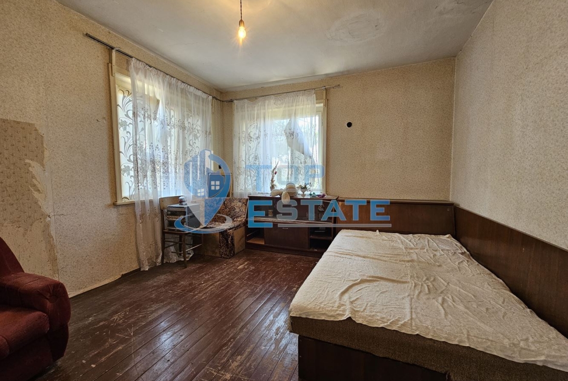 Здрава тухлена къща с три спални в село Копривец, област Русе - 0