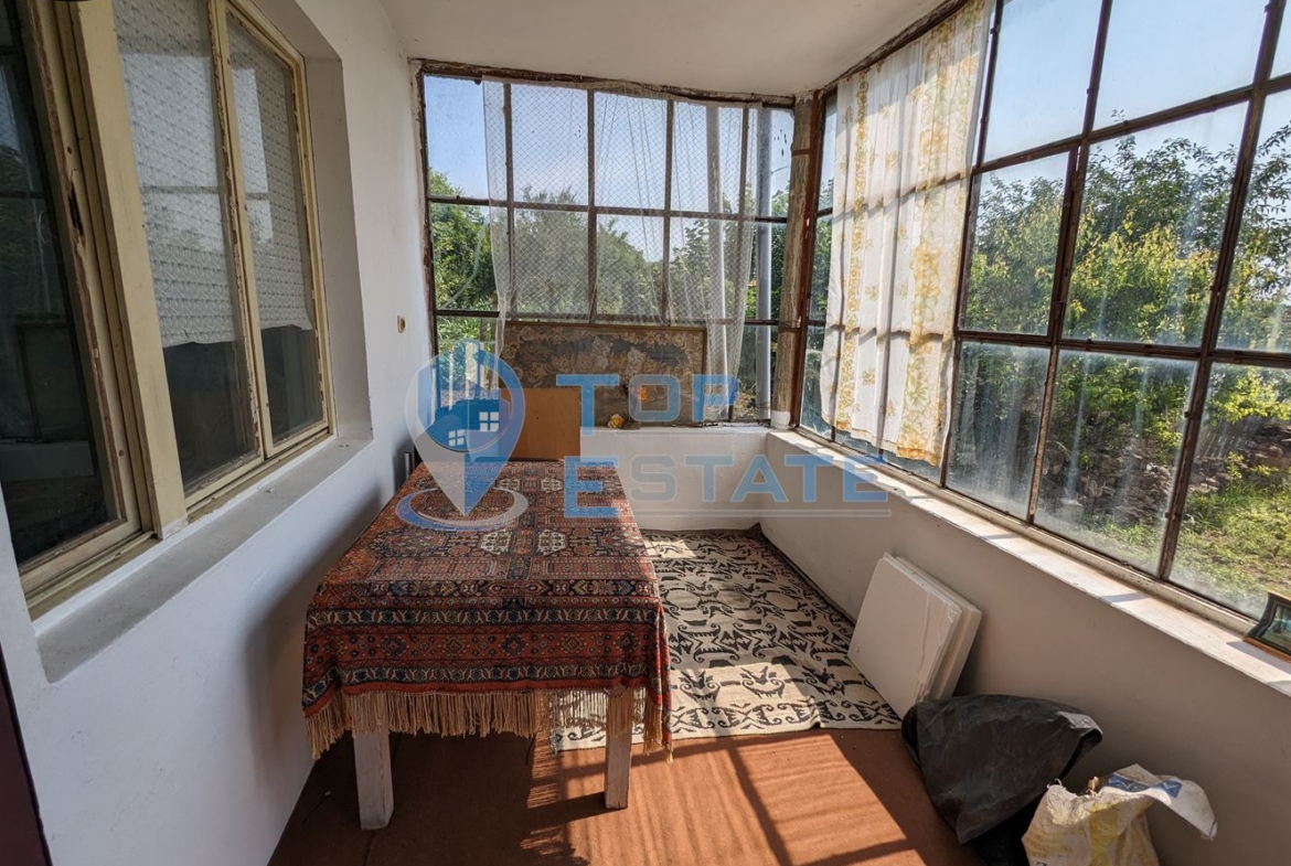 Двуетажна къща с кладенец и гараж в град Сухиндол - 0