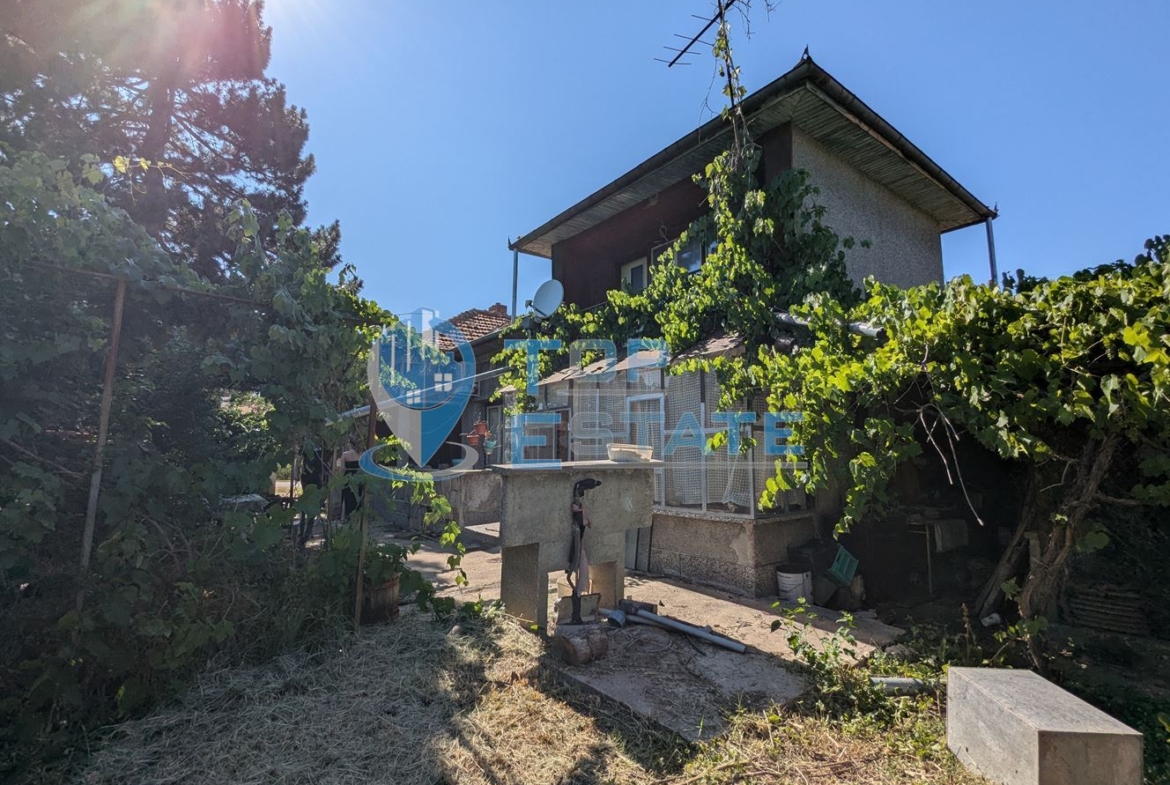 Тухлена къща на тиха и спокойна улица в село Поликраище, област Велико Търново - 0