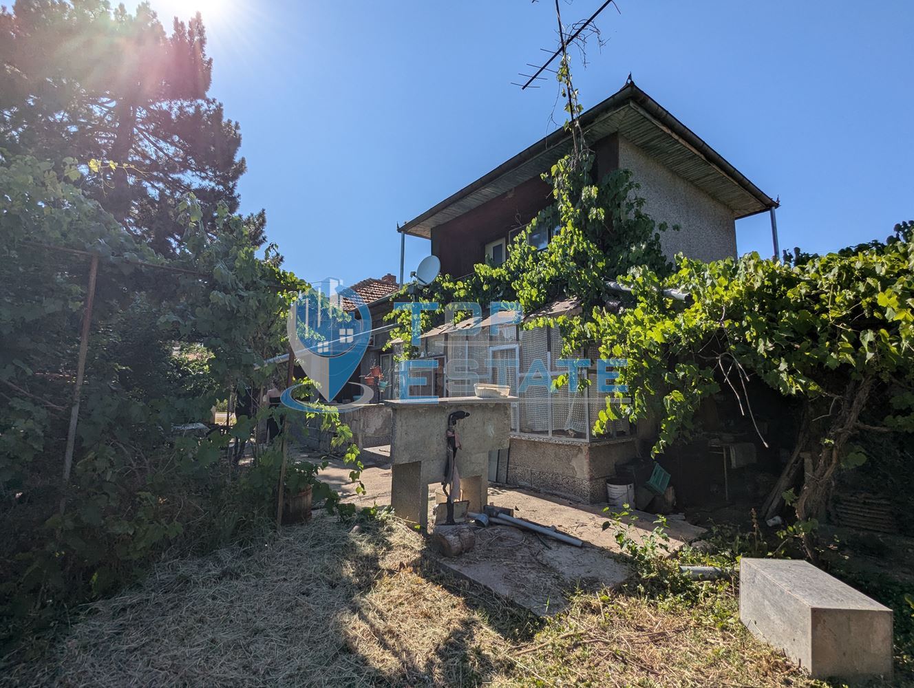 Тухлена къща на тиха и спокойна улица в село Поликраище, област Велико Търново - 0