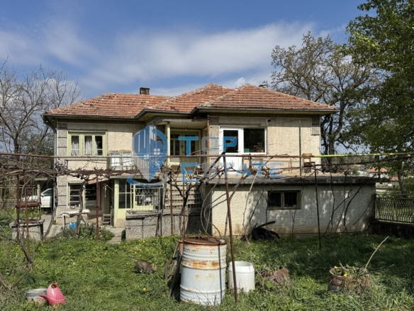 Двуетажна тухлена къща с гараж и кладенец в село Ново Градище, област Велико Търново - 0
