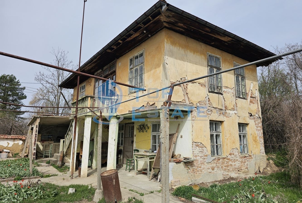 Двуетажна къща с голям двор в село Върбица, област Велико Търново - 0