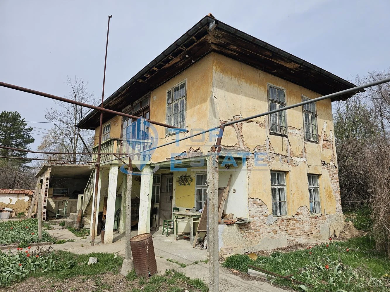 Двуетажна къща с голям двор в село Върбица, област Велико Търново - 0