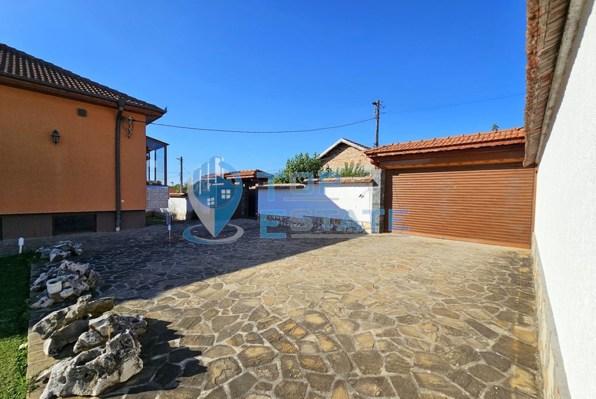 Обзаведена къща с три спални, барбекю, двор и гараж в село Поликраище, област Велико Търново - 0