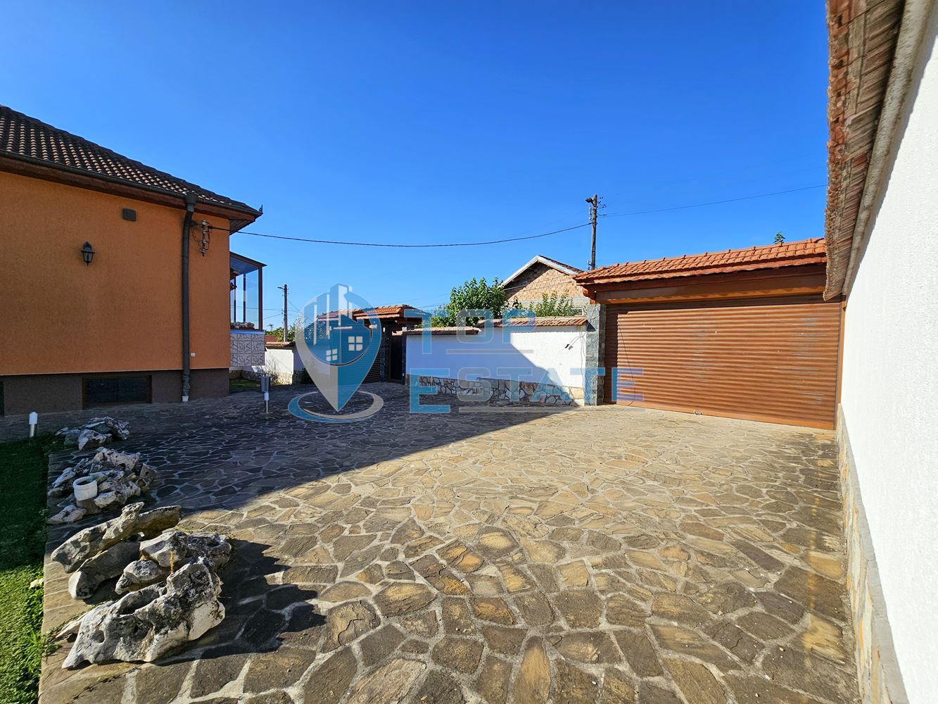 Обзаведена къща с три спални, барбекю, двор и гараж в село Поликраище, област Велико Търново-0 Обзаведена къща с три спални, барбекю, двор и гараж в село Поликраище, област Велико Търново - 0