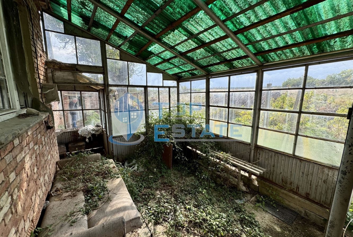 Тухлена къща с голям двор в село Недан, област Велико Търново - 0