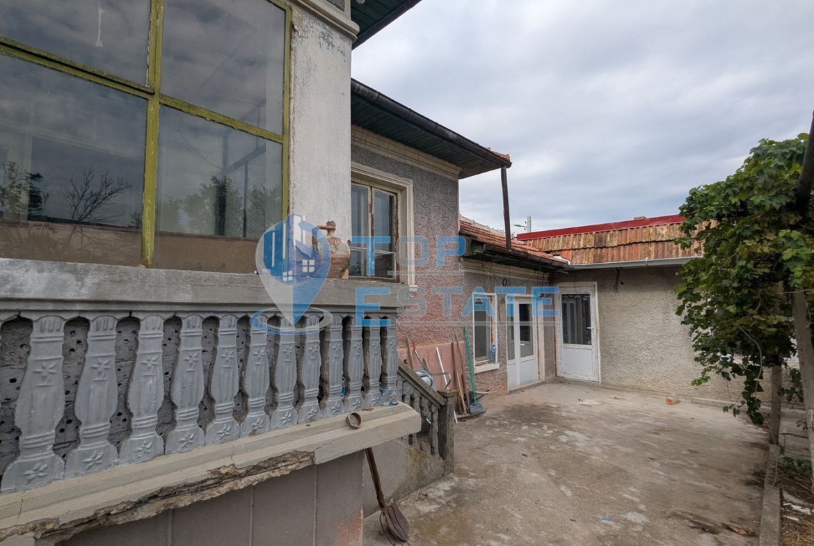 Двуетажна тухлена къща с кладенец в село Поликраище, област Велико Търново - 0