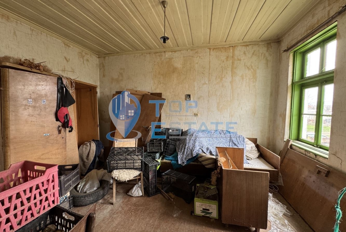 Двуетажна тухлена къща с кладенец в село Ресен, област Велико Търново - 0