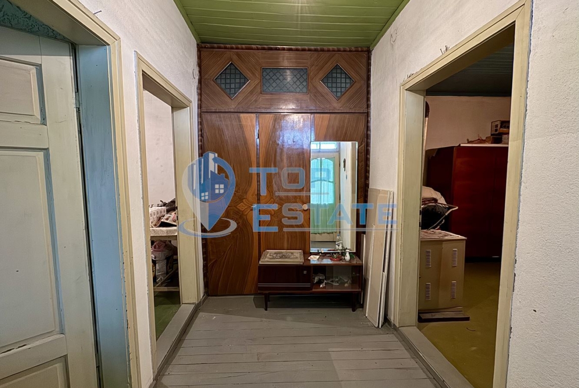 Двуетажна къща с кладенец и голям двор в село Ресен, област Велико Търново - 0