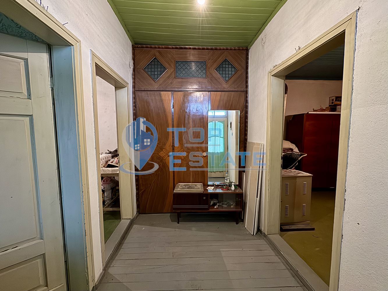 Двуетажна къща с кладенец и голям двор в село Ресен, област Велико Търново - 0