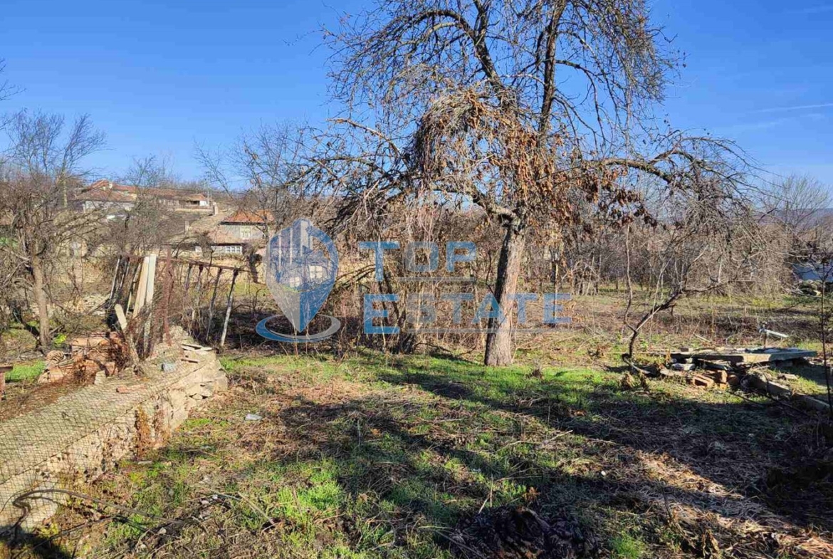 Двуетажна къща с кладенец в село Куцина, област Велико Търново - 0