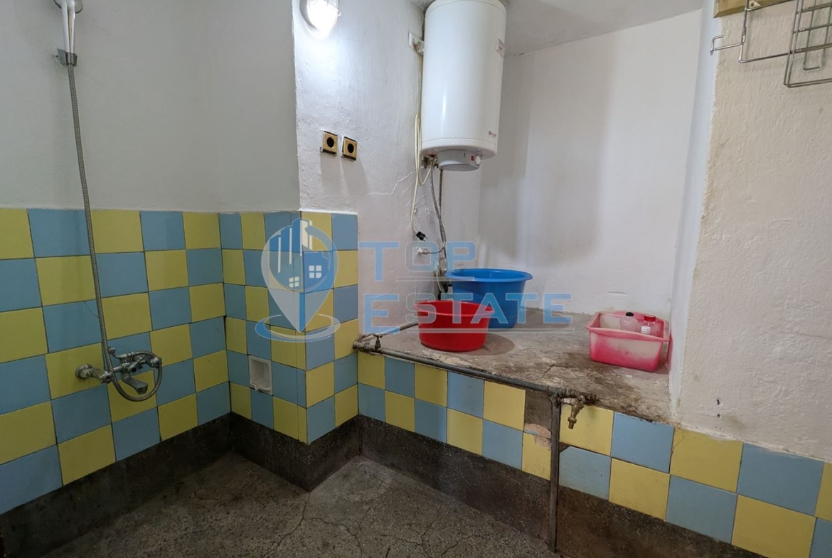 Двуетажна тухлена къща на главната улица в село Поликраище, област Велико Търново - 0