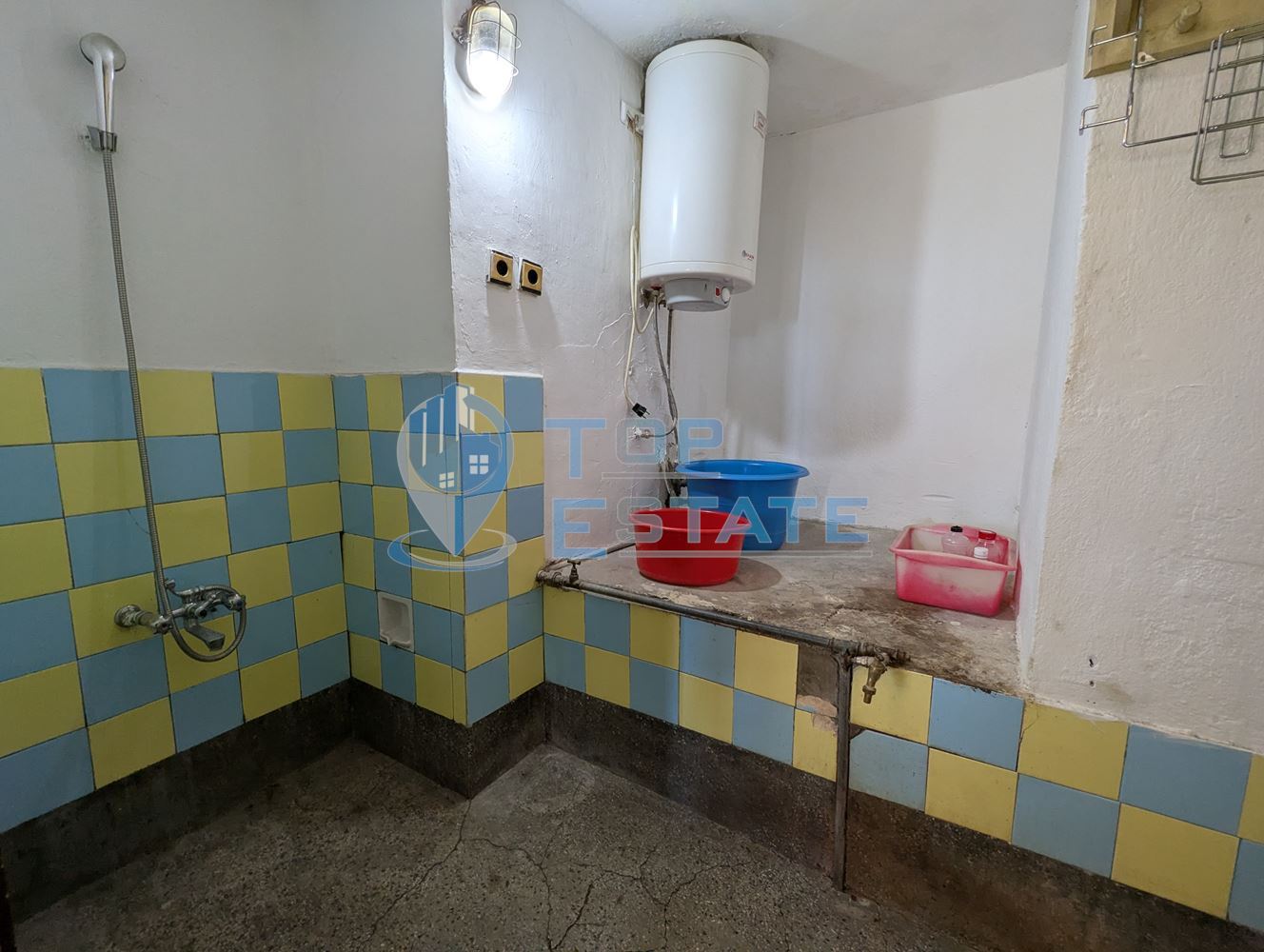 Двуетажна тухлена къща на главната улица в село Поликраище, област Велико Търново-0 Двуетажна тухлена къща на главната улица в село Поликраище, област Велико Търново - 0