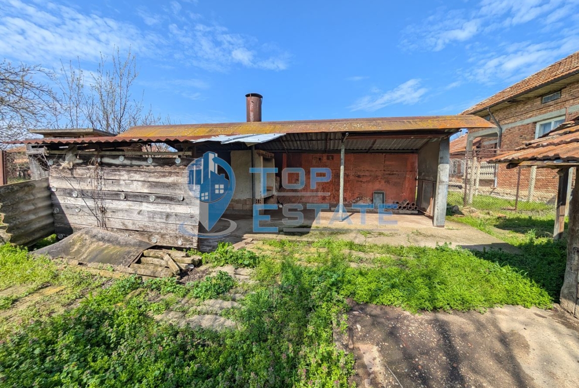 Едноетажна тухлена къща с гараж в село Павел - 0