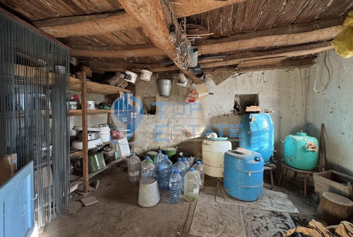 Тухлена къща с голям двор в с. Масларево, област Велико Търново - 0