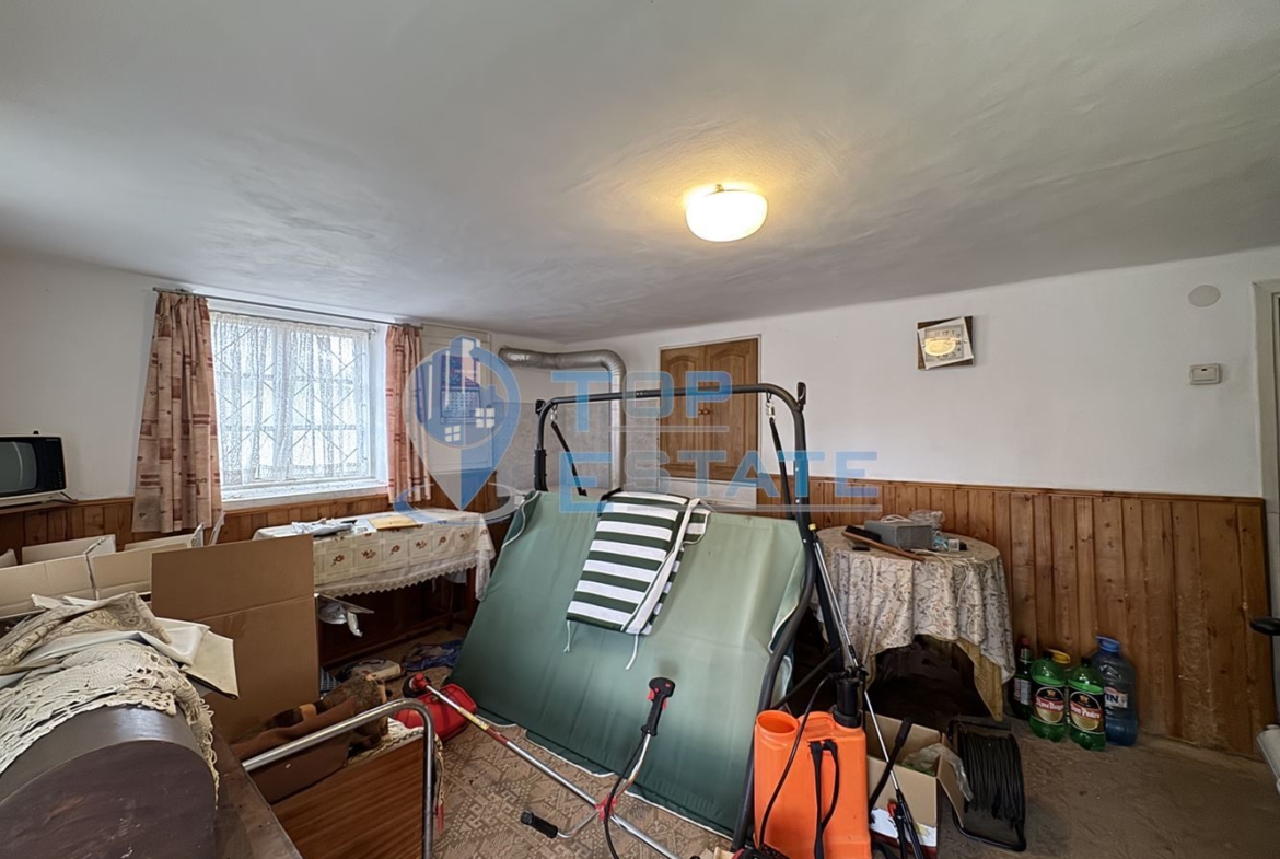 Двуетажна тухлена къща с гараж в с. Константин, област Велико Търново - 0