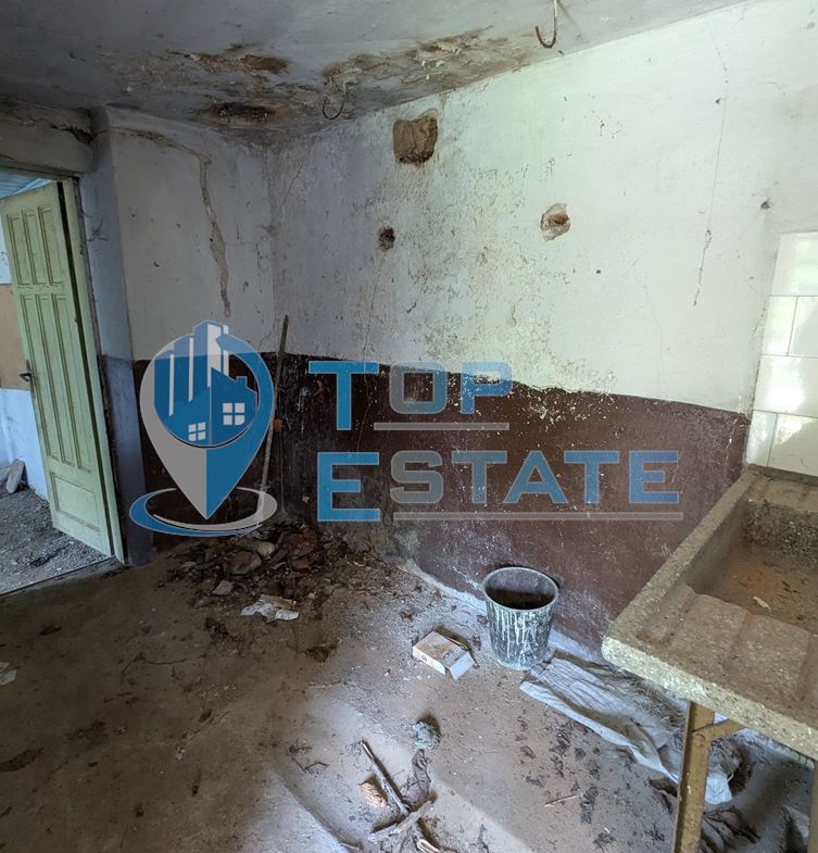 Двуетажна тухлена къща разположена в село Стамболово, община Павликени, област Велико Търново - 0