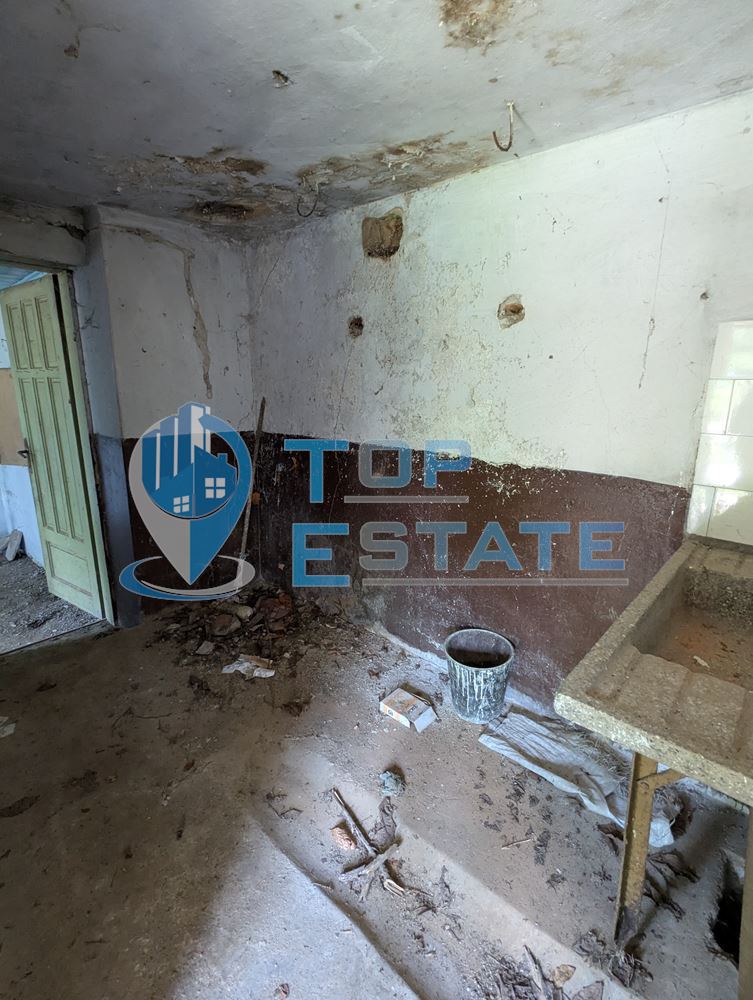 Двуетажна тухлена къща разположена в село Стамболово, община Павликени, област Велико Търново - 0