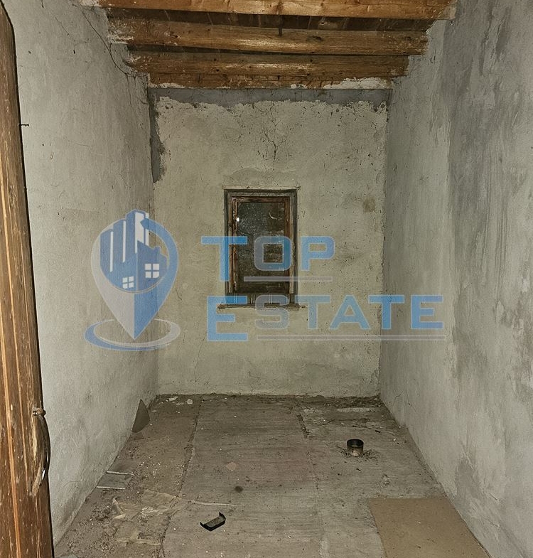 Двуетажна тухлена къща с голям двор в село Козловец, община Свищов - 0