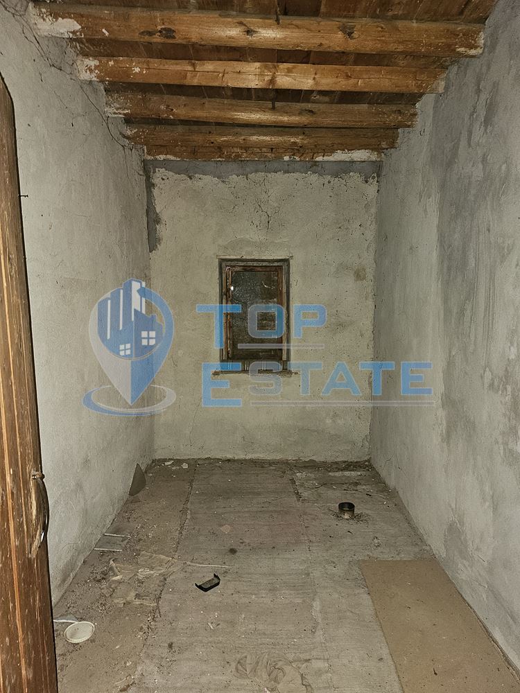 Двуетажна тухлена къща с голям двор в село Козловец, община Свищов - 0