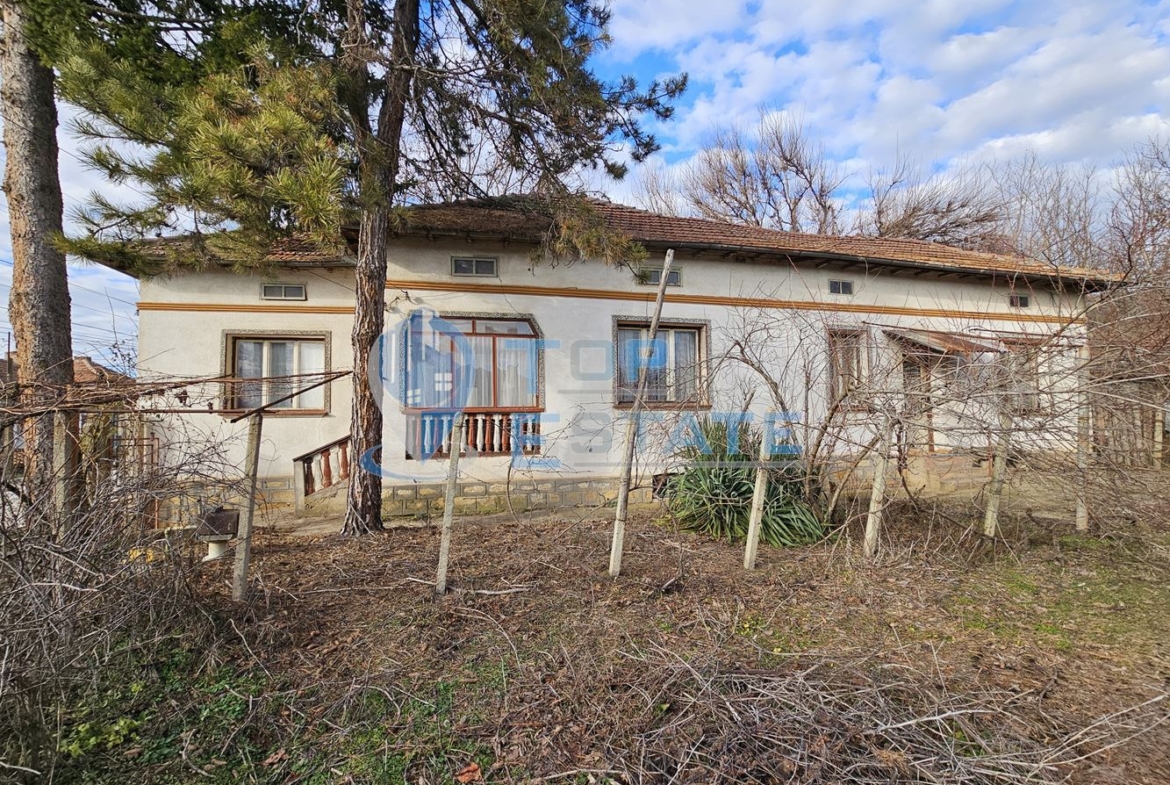 Тухлена къща с вътрешна тоалетна и голям двор в село Драгомирово, община Свищов - 0