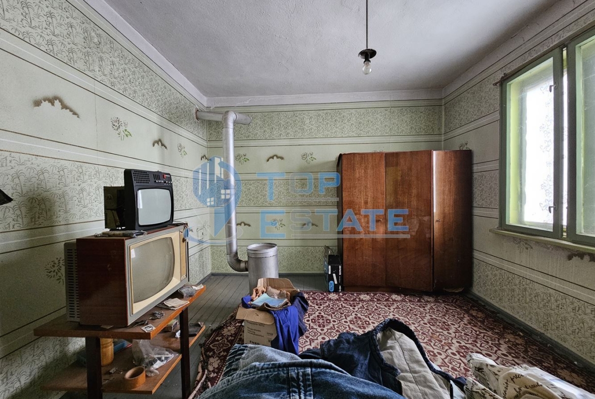 Масивна двуетажна къща с голям двор и гараж в село Караисен - 0