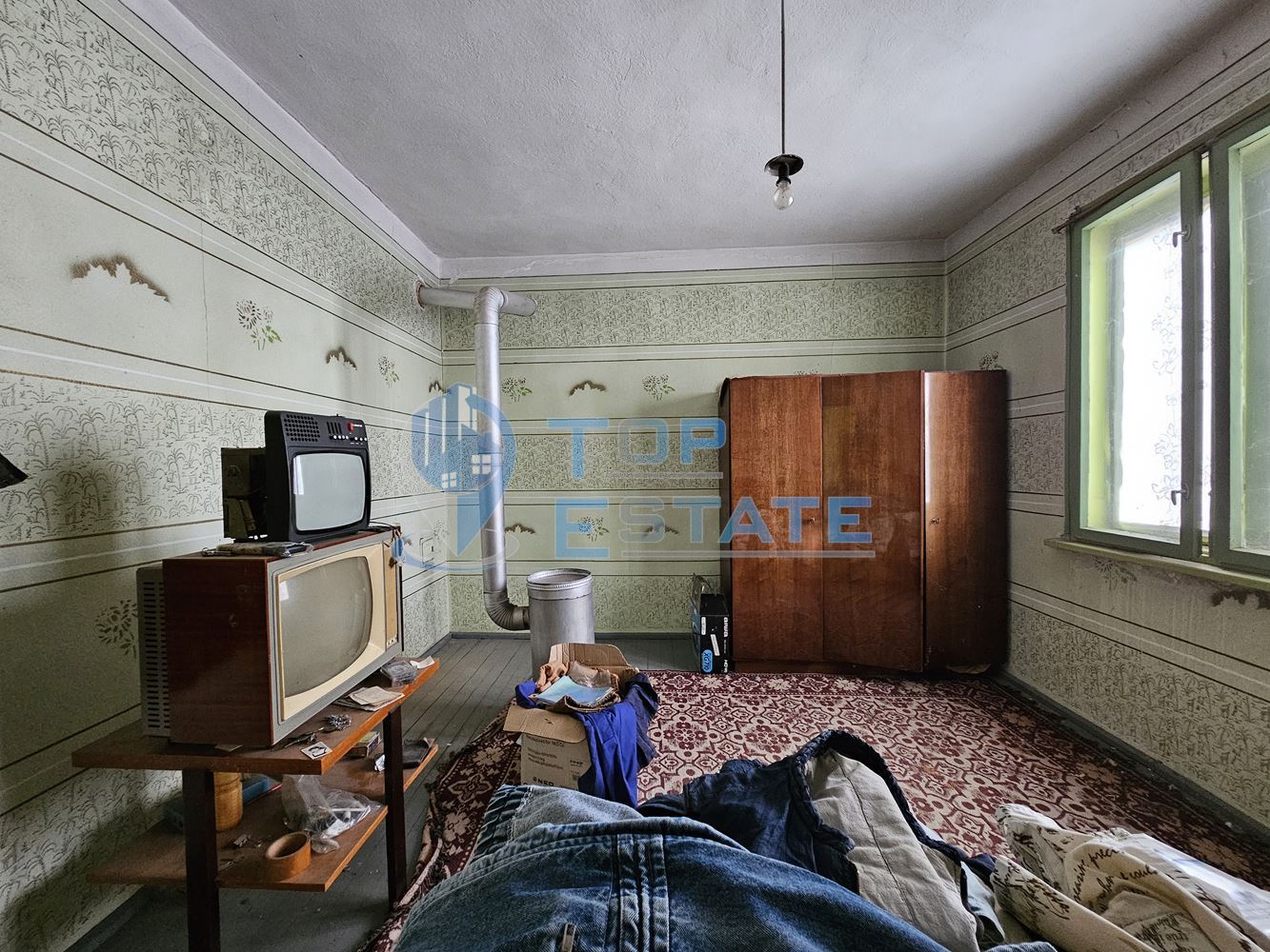 Масивна двуетажна къща с голям двор и гараж в село Караисен - 0