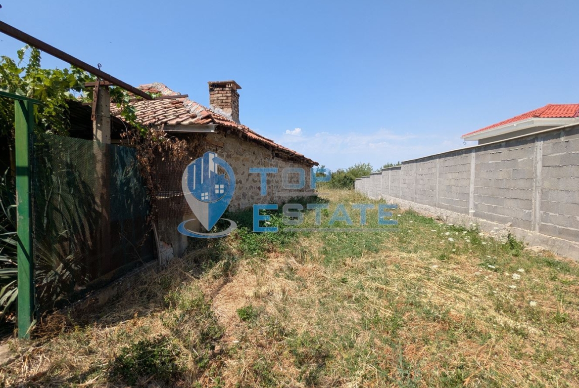 Двуетажна тухлена къща в село Драгижево, област Велико Търново - 0