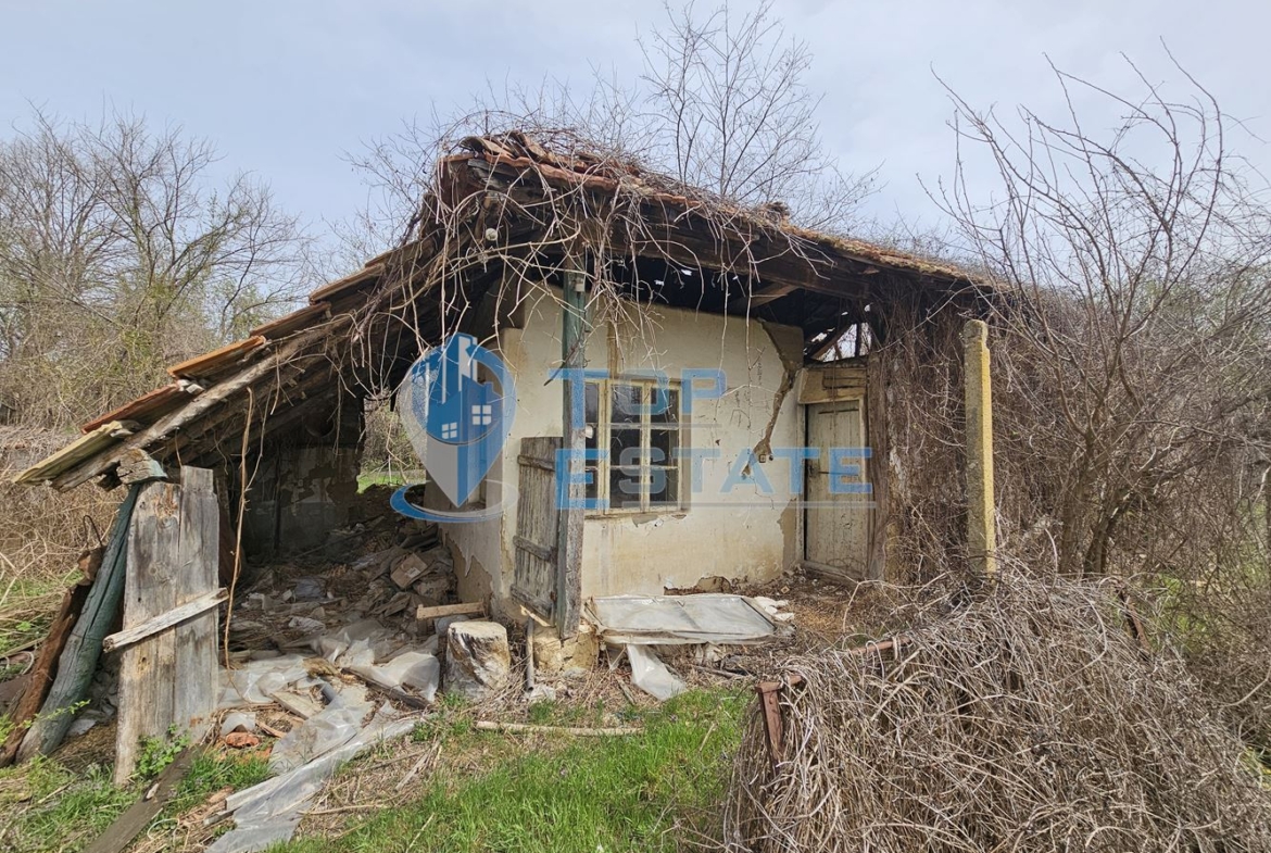 Двуетажна къща с голям двор в село Върбица, област Велико Търново - 0