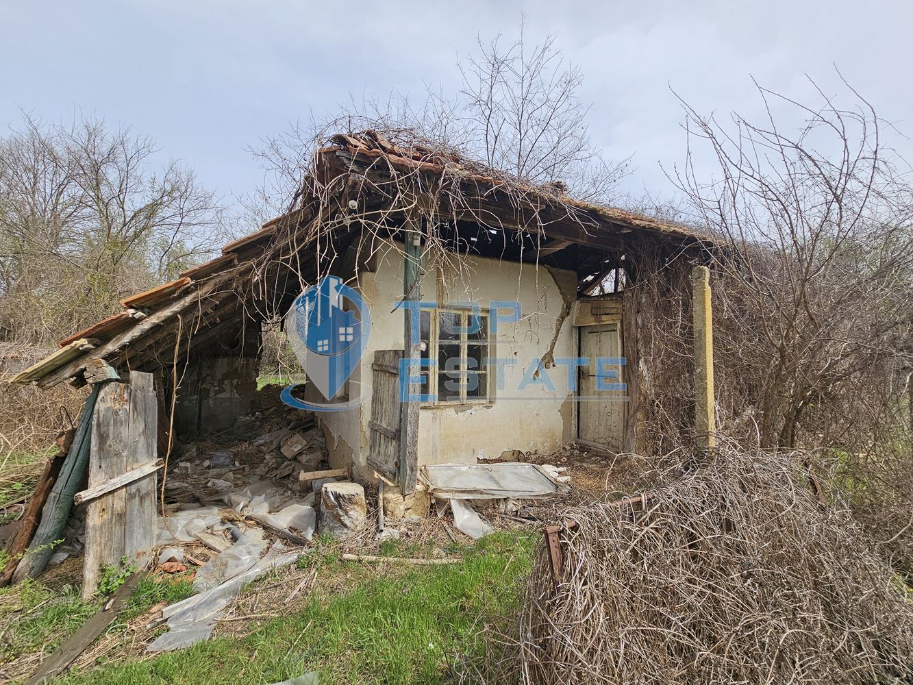 Двуетажна къща с голям двор в село Върбица, област Велико Търново - 0