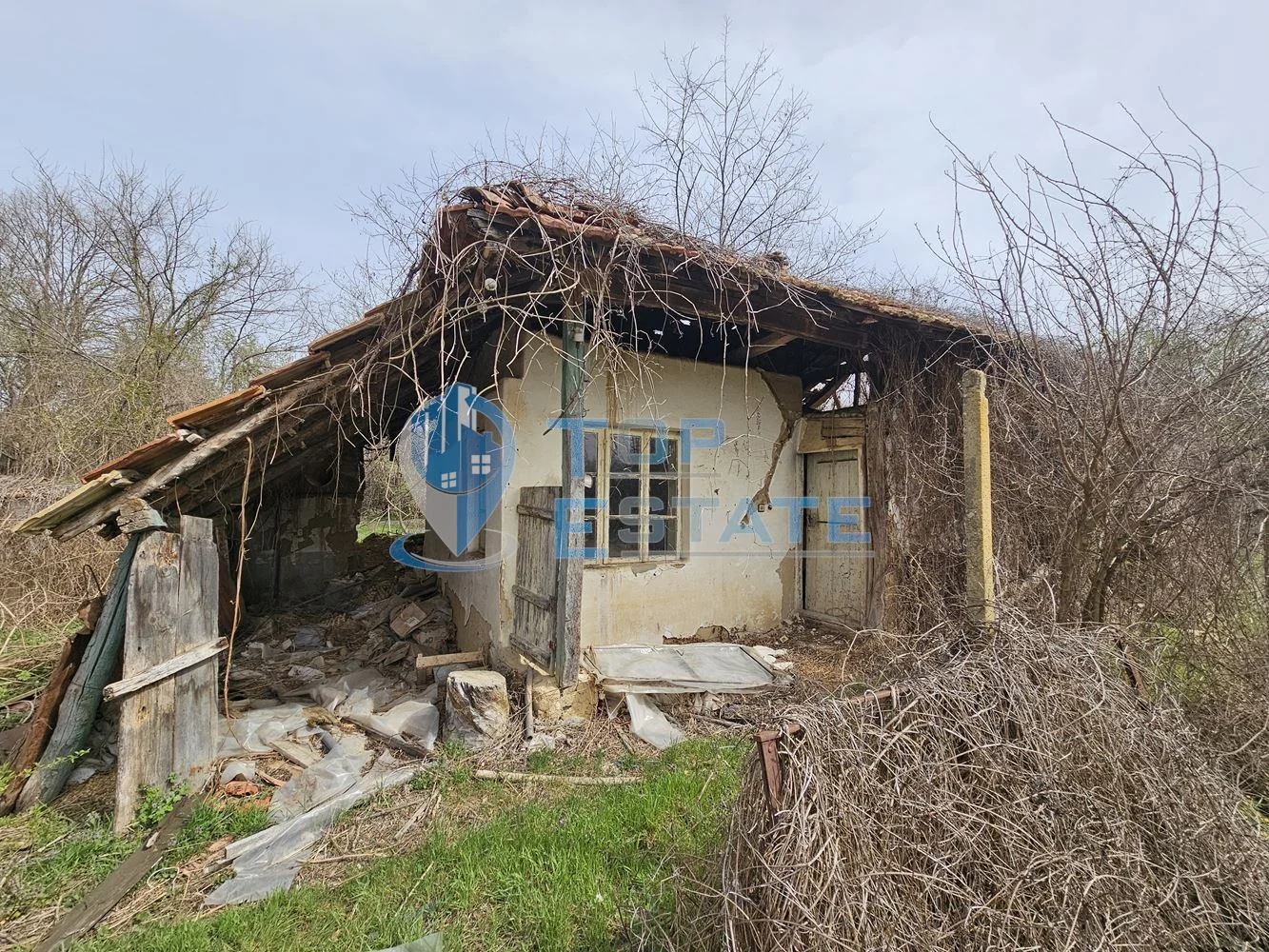 Двуетажна къща с голям двор в село Върбица, област Велико Търново - 0