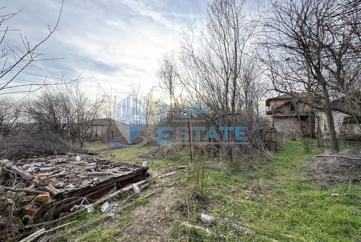 Двуетажна къща с кладенец в с. Стежерово, област Плевен - 0