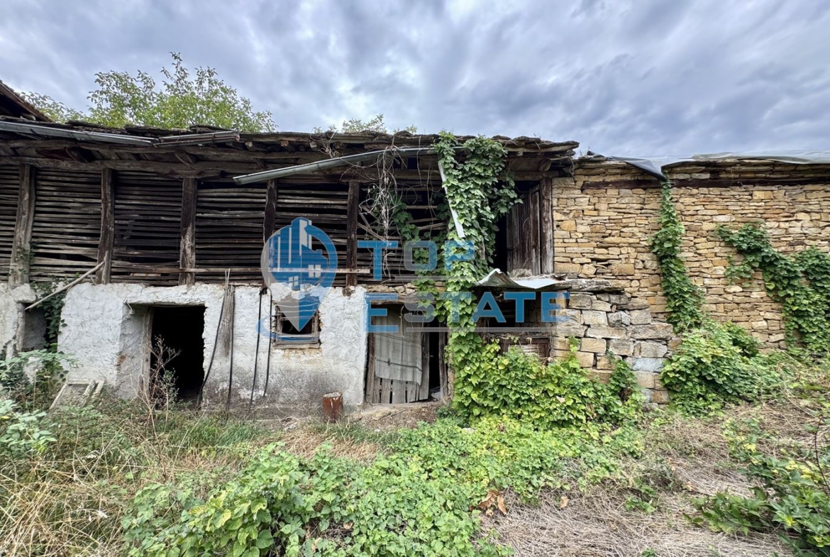 Двуетажна тухлена къща с допълнителни постройки и голям двор в село Караиванца, област Габрово. - 0