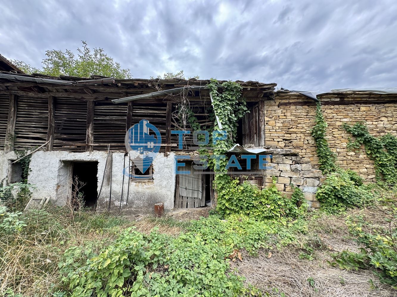 Двуетажна тухлена къща с допълнителни постройки и голям двор в село Караиванца, област Габрово. - 0