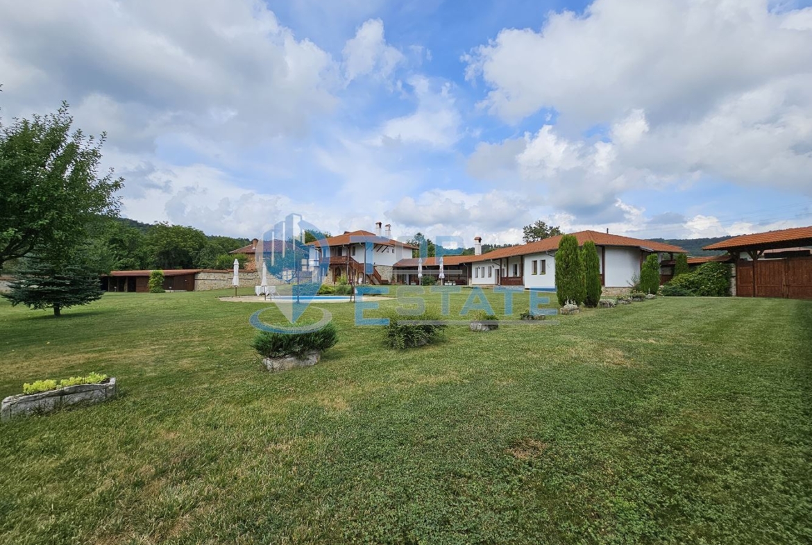 Къща за гости с басейн, механа и голям двор в с. Средни колиби - 0