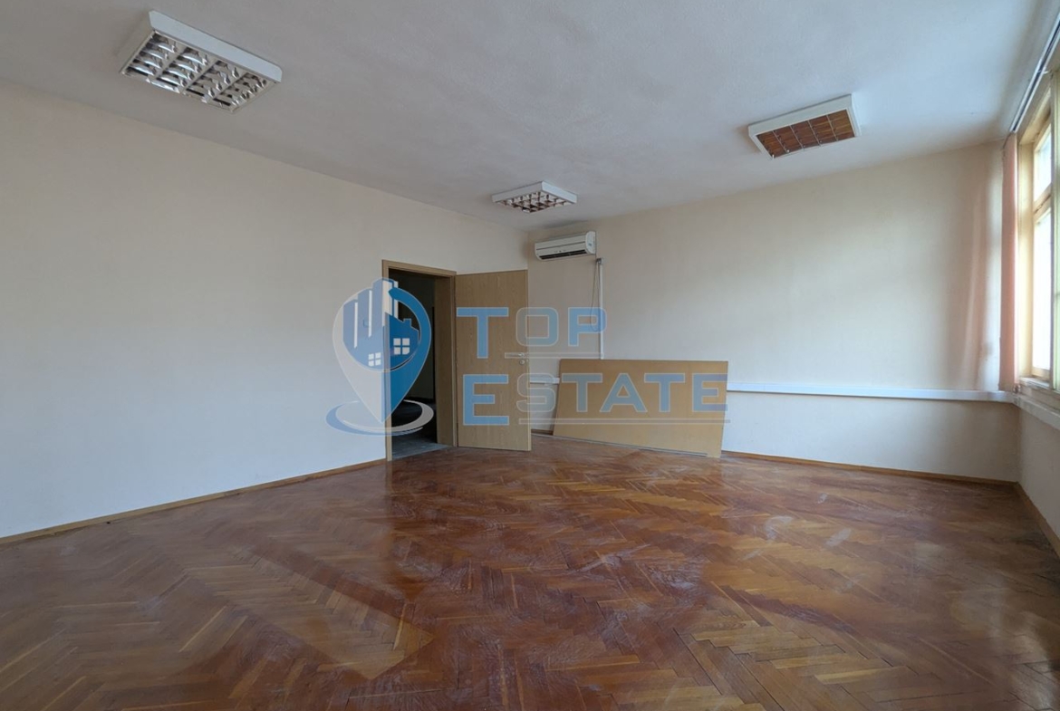 Поещения под наем в административна сграда на центъра в град Горна Оряховица, област Велико Търново - 0