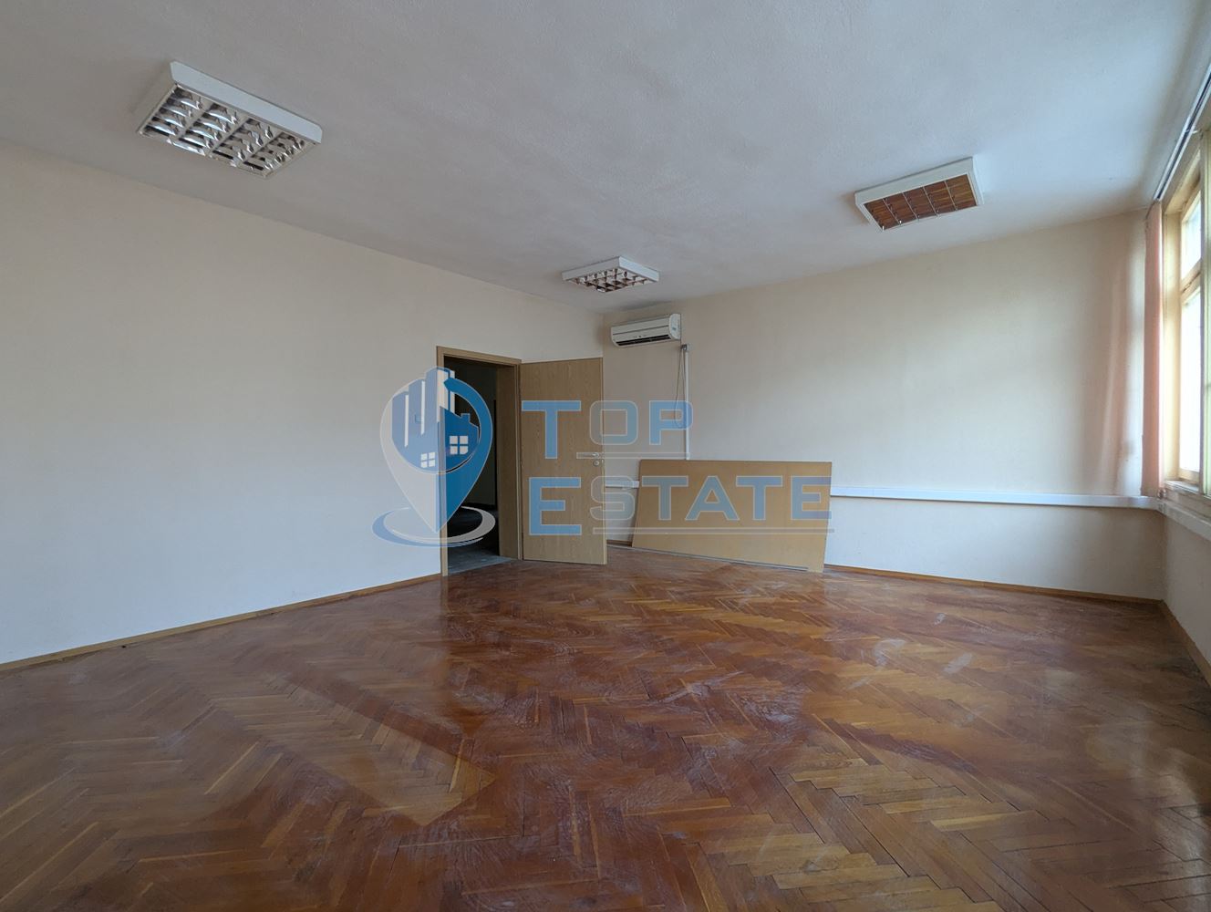 Поещения под наем в административна сграда на центъра в град Горна Оряховица, област Велико Търново - 0