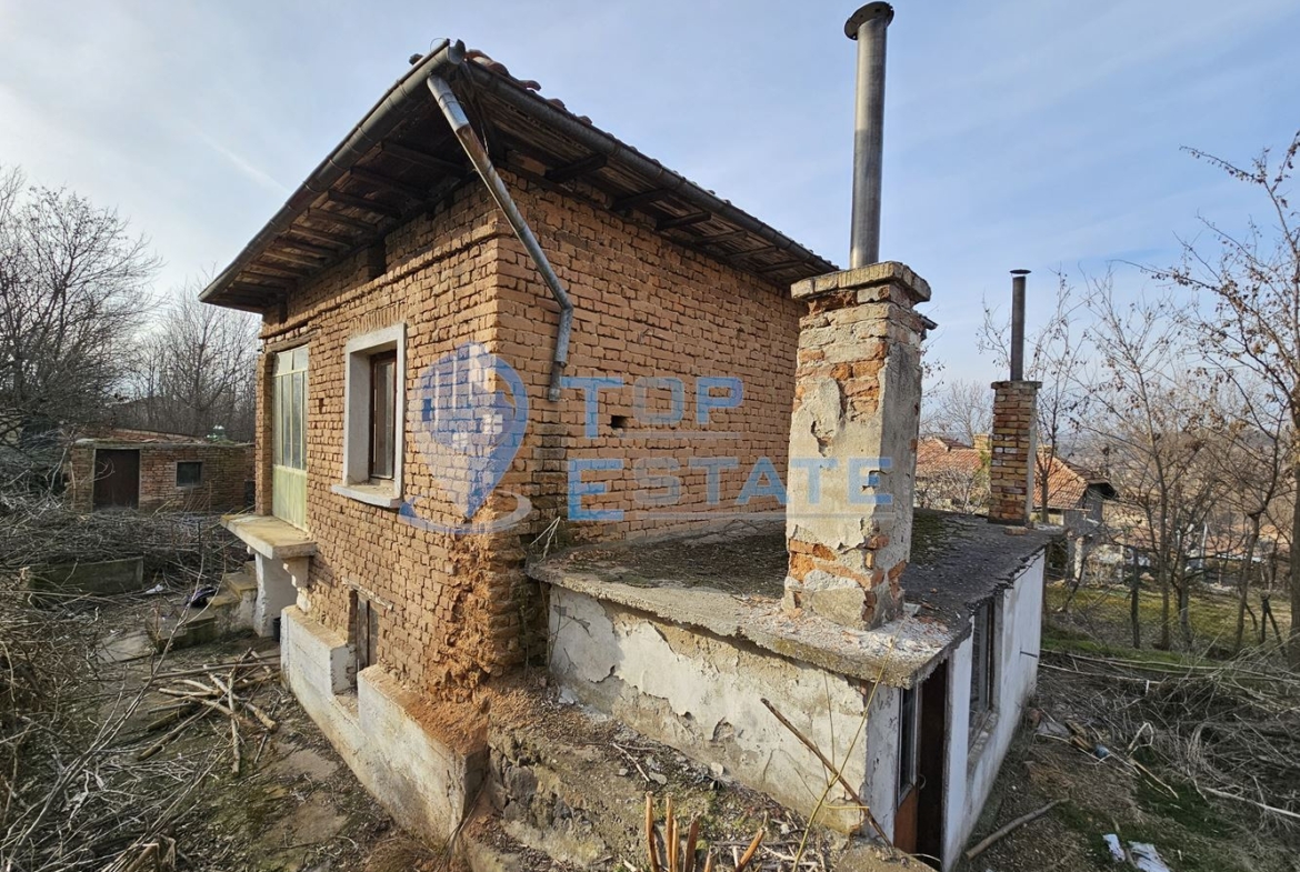 Двуетажна тухлена къща с голям двор в село Козловец, община Свищов - 0