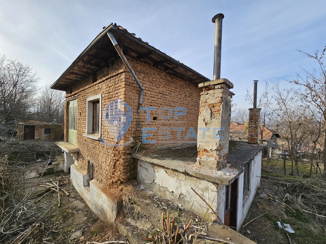 Двуетажна тухлена къща с голям двор в село Козловец, община Свищов - 0