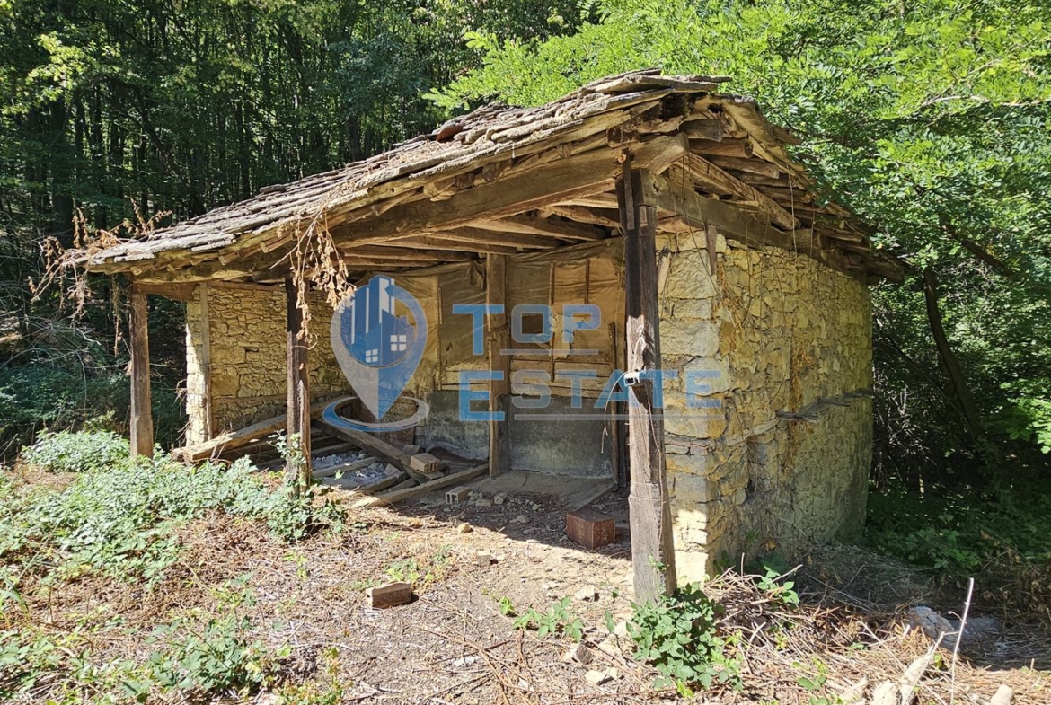 Парцел с каменна постройка до гора и поточе в квартал Златари, град Габрово - 0