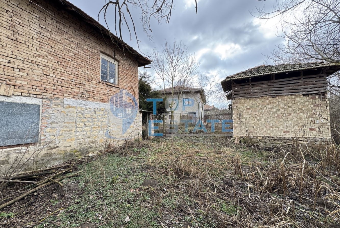 Двуетажна къща с кладенец и стопанска постройка в село Николаево, област Велико Търново - 0