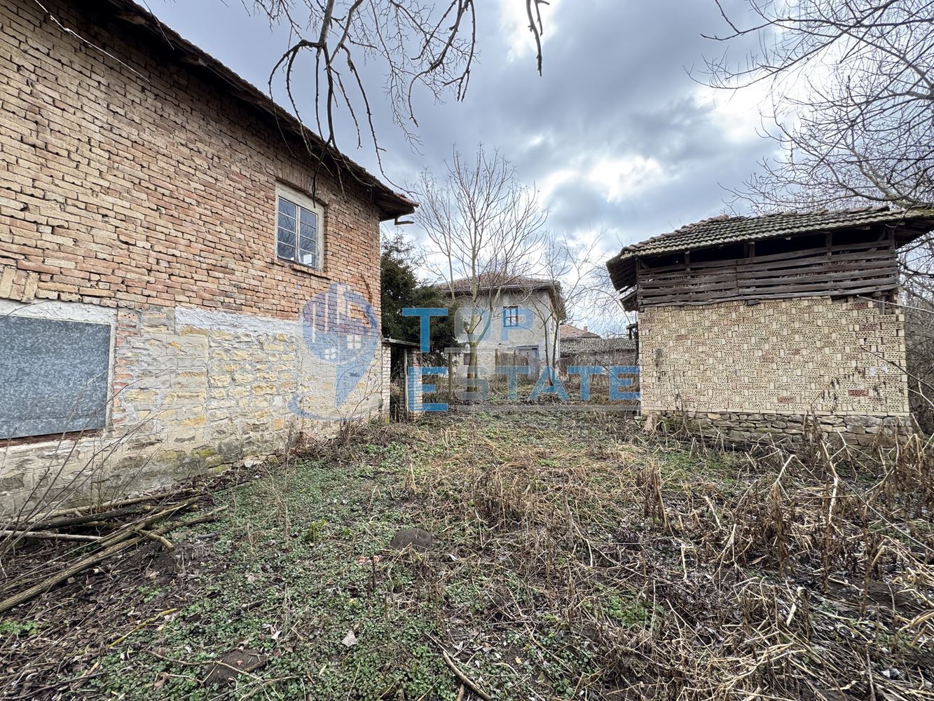 Двуетажна къща с кладенец и стопанска постройка в село Николаево, област Велико Търново - 0