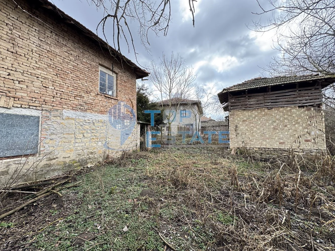 Двуетажна къща с кладенец и стопанска постройка в село Николаево, област Велико Търново - 0