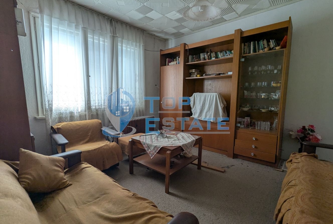 Двуетажна тухлена къща с кладенец в село Поликраище, област Велико Търново - 0