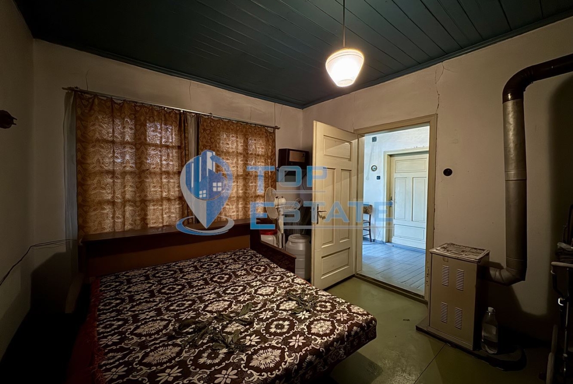 Двуетажна къща с кладенец и голям двор в село Ресен, област Велико Търново - 0