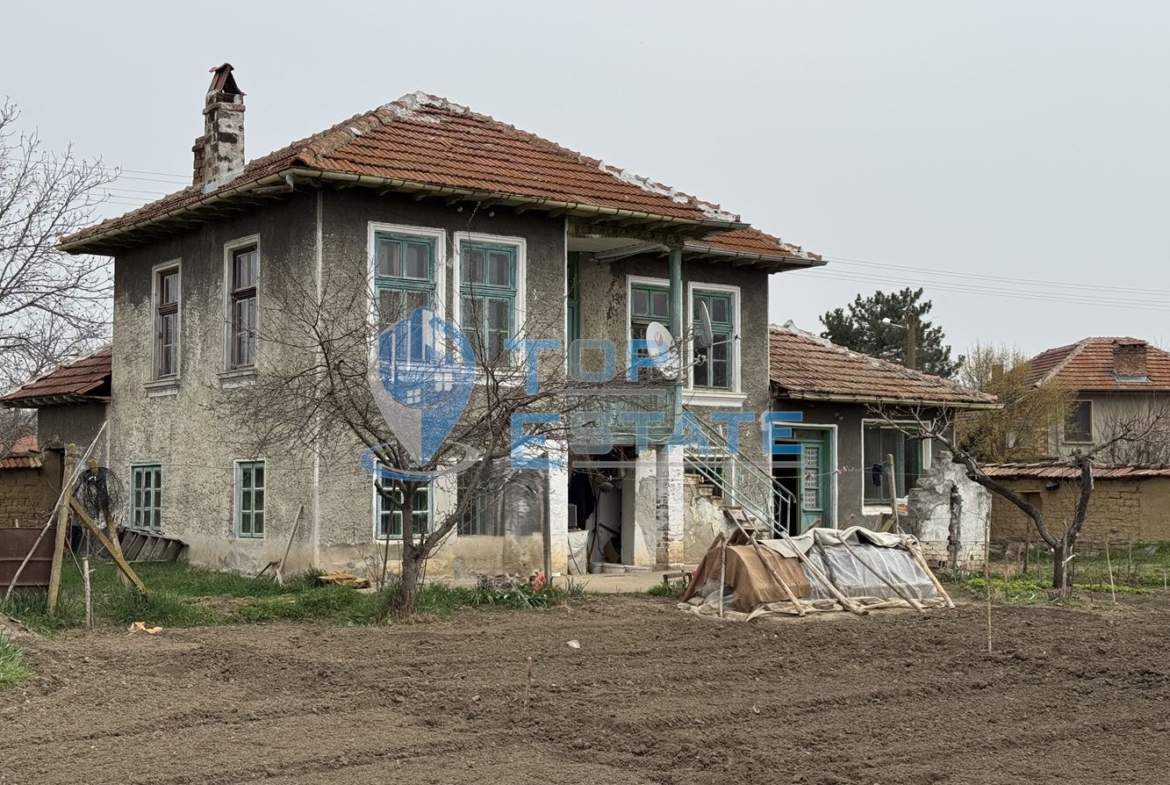 Двуетажна тухлена къща с кладенец в село Ресен, област Велико Търново - 0