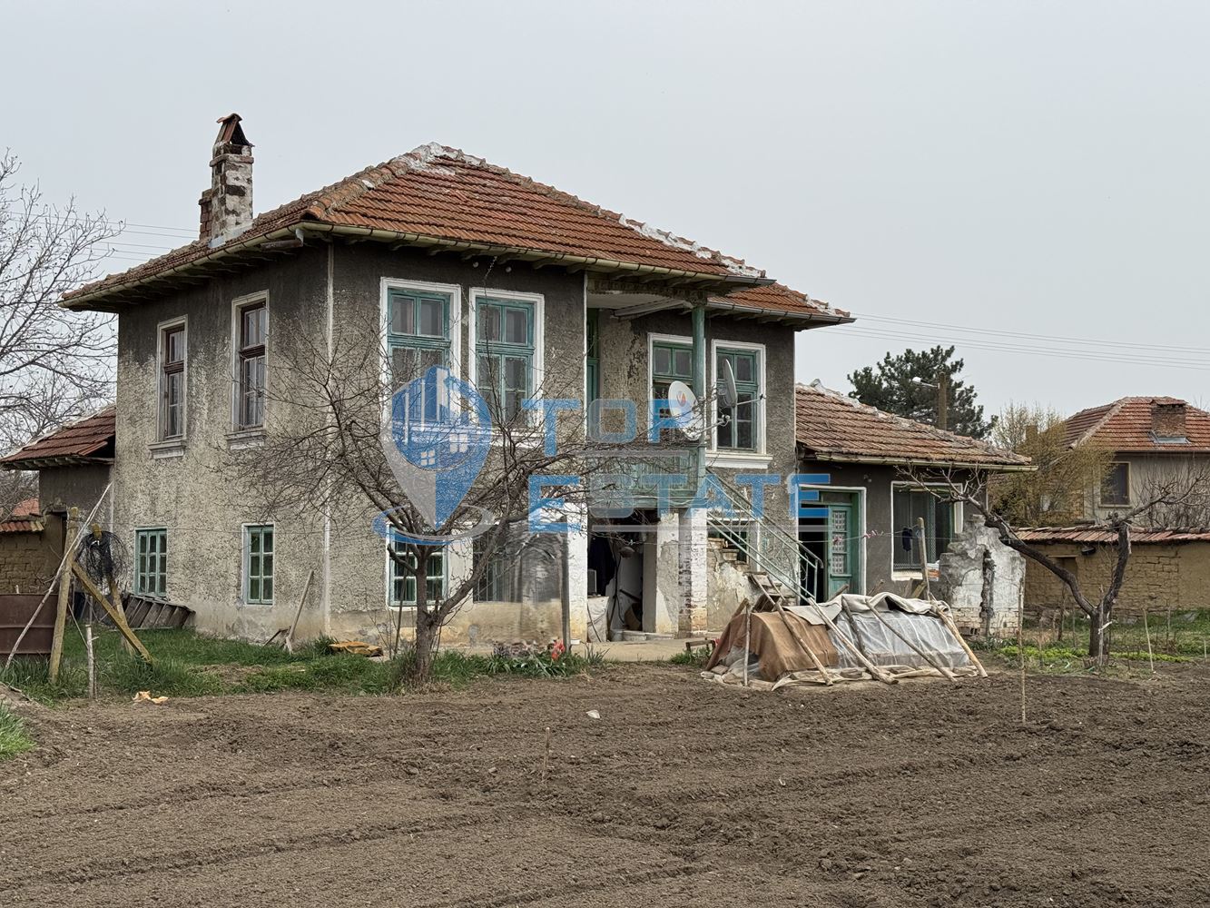 Двуетажна тухлена къща с кладенец в село Ресен, област Велико Търново - 0