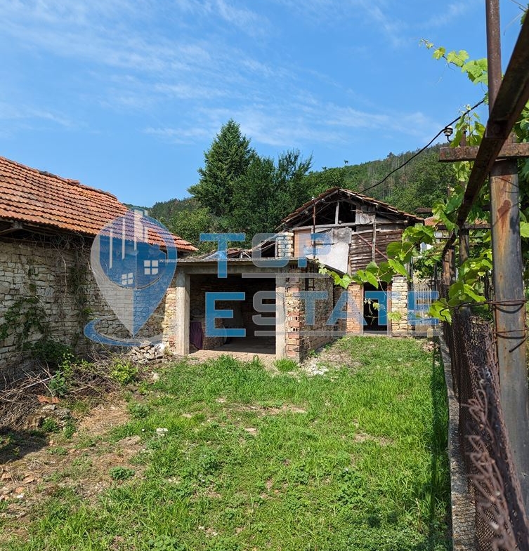 Двуетажна къща с кладенец и гараж в град Сухиндол - 0