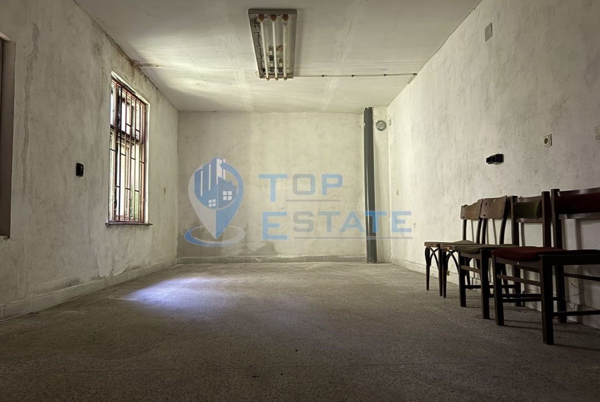 Двуетажна сграда подходяща за развитие на бизнес в центъра на град Павликени, област Велико Търново - 0